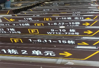 理县广告标识中，常见的几种安装方式。