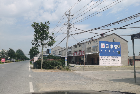 理县如何能保证墙体广告的醒目性？