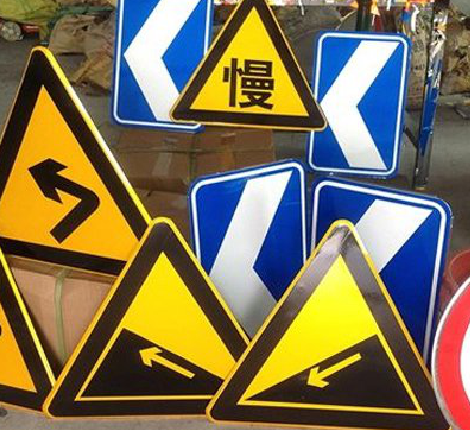 理县标识标牌中颜色的确定是很重要的。